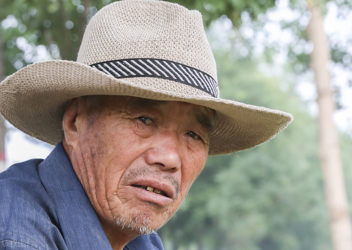 老年人生活不能自理,孩子们又不在身边,谁来照顾?