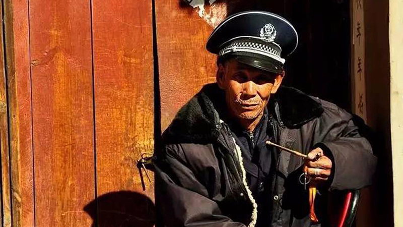 退了休的大爷们为什么一定要去做保安?这几个原因告诉你答案